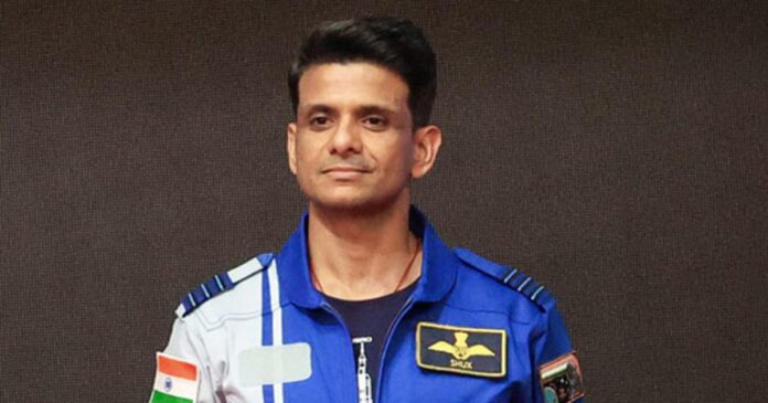 What message did Shubangshu give to the countrymen after reaching space
